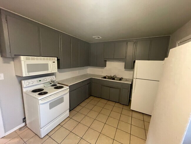 Building Photo - 4006 Dogwood Dr