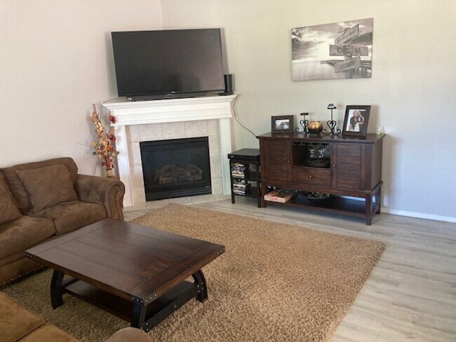 Foto del edificio - Lovely tri-level 4 bedroom 2 bath home in ...