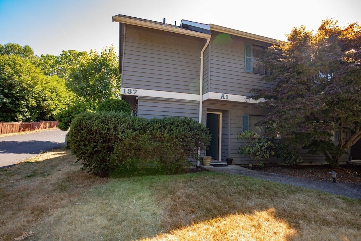 Foto principal - Spacious Langley Condo with Private Rear Y...
