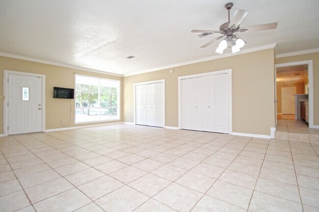 Foto del edificio - Northeast Pensacola Home- Entertainers Dream with Covered Deck & Fenced Backyard