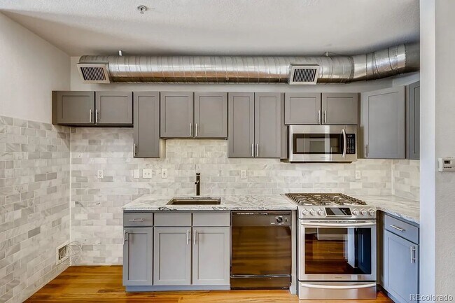 Building Photo - Top Level One Bedroom Condo in Rhino