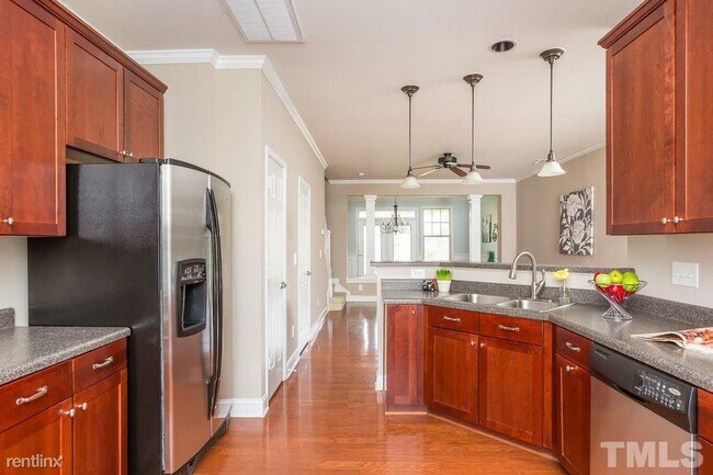 Building Photo - 2 br, 2.5 bath Townhome - 2017 Freeport Drive