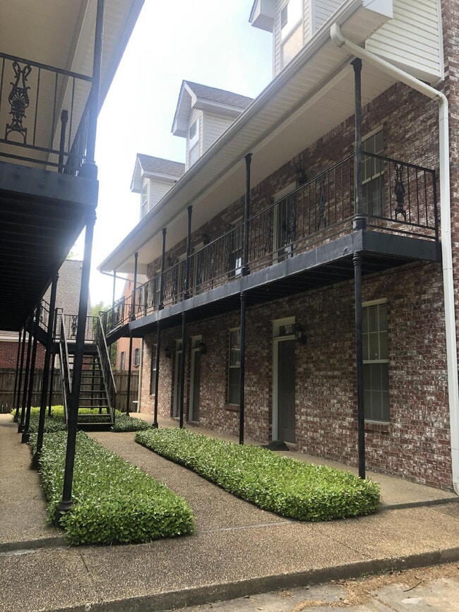 Building Photo - Spacious 2-Story Townhome-Style Apt on S. Montgomery | 2 Bed 2.5 Bath Near MSU