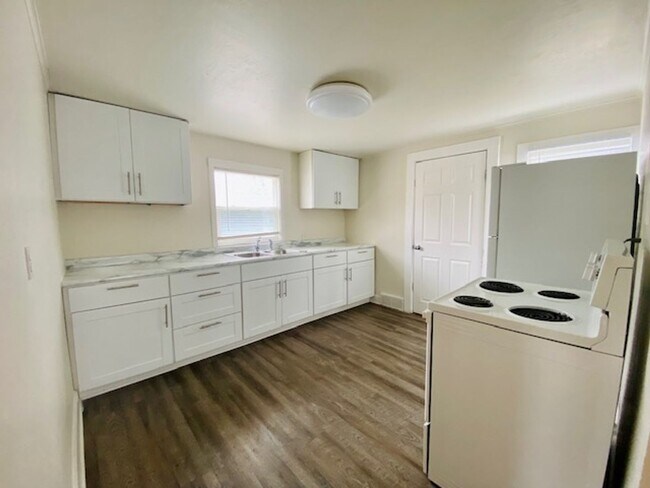 Foto del edificio - Spacious 2 Bedroom Single Family Home Avai...
