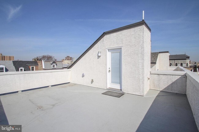 Building Photo - 1010 N Orkney St