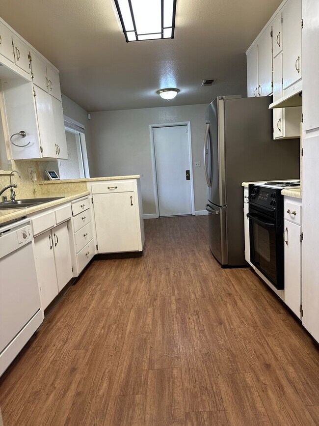 Foto del edificio - Available Now!