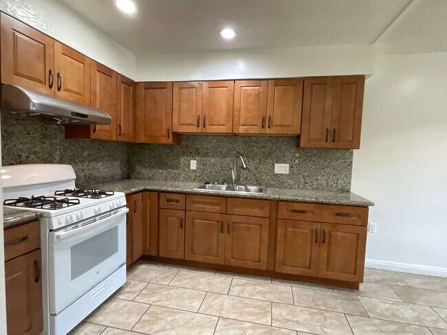 Building Photo - Fillmore8052