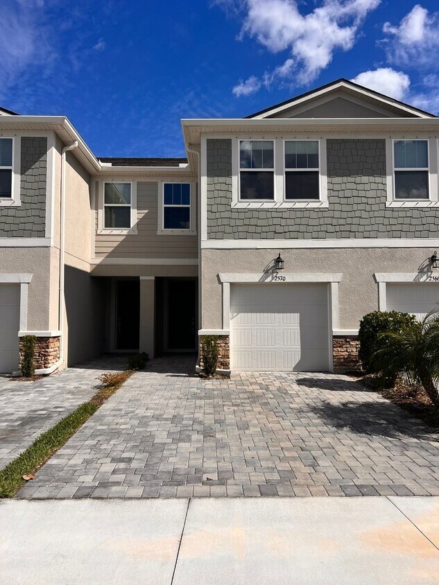 Primary Photo - 3 bedroom, 2.5 bathroom Townhome in Parkvi...