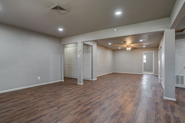 Foto del edificio - Spacious Four Bedroom in Quiet Community