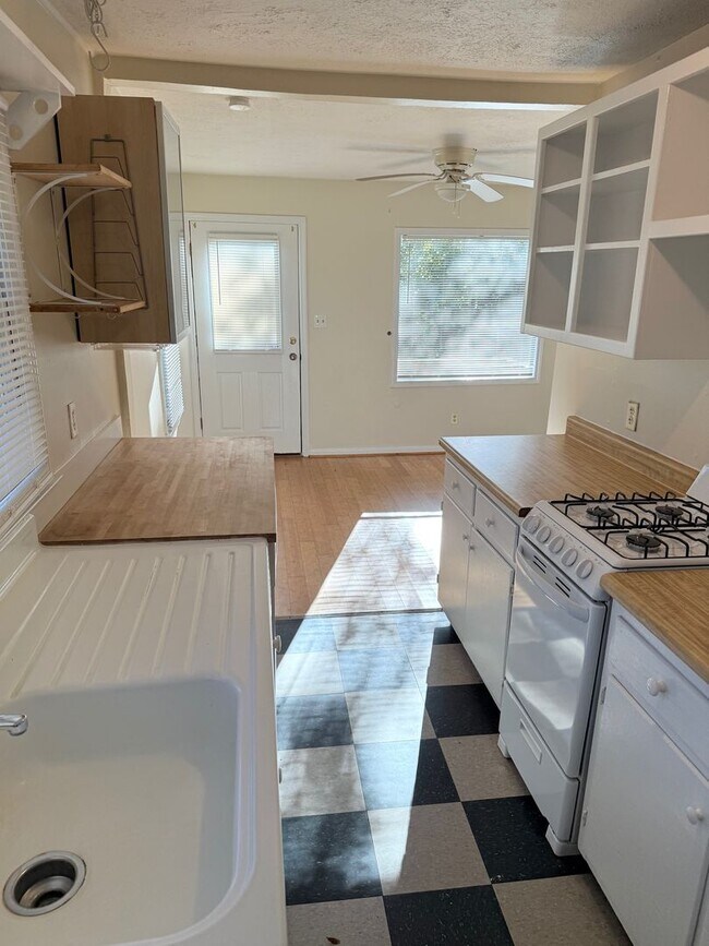 Foto del edificio - Normaltown Two Bedroom Cottage