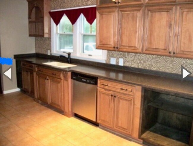 Building Photo - LARGE, 5 BD/2 BA house, near campus!