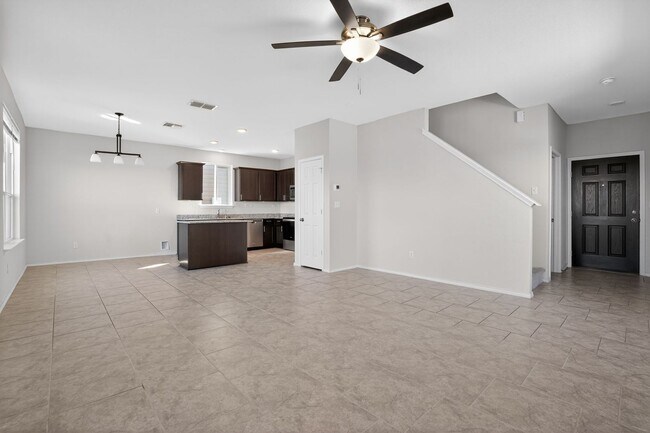 Foto del edificio - **2 Week Free Move In Special!** Spacious 4-Bedroom Home with Open Living in Cinco Lakes