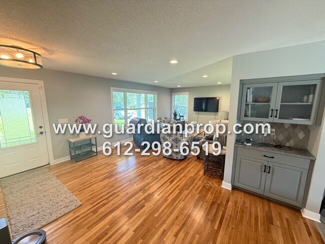 Building Photo - Fully Updated House on 3 1/2 Acres for Oct...