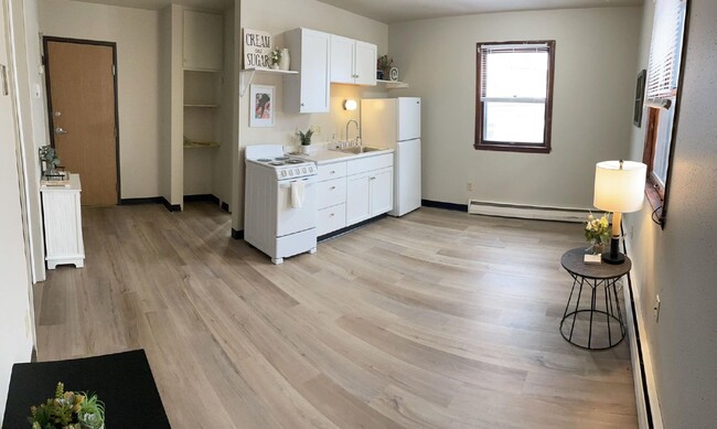 Building Photo - APPLICATION PENDING -- Charming 1 Bed, 1 B...