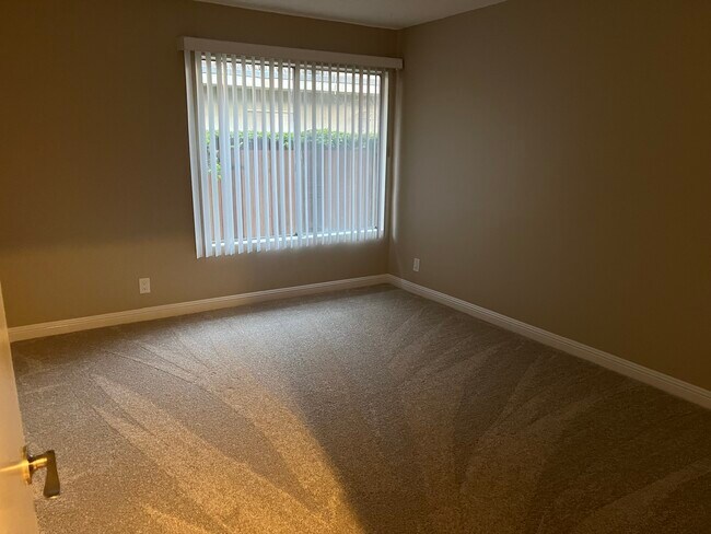 Building Photo - 1850 S Bundy Dr