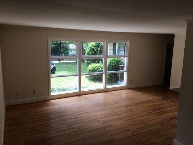 Building Photo - 4260 Rickenbacker Way NE