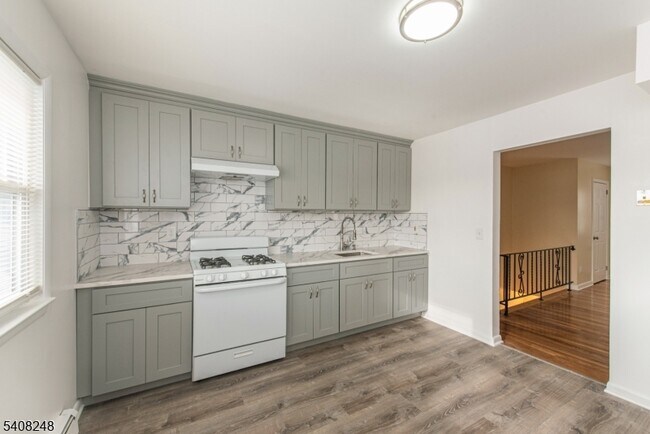 Foto del edificio - 20 Halsey Ave