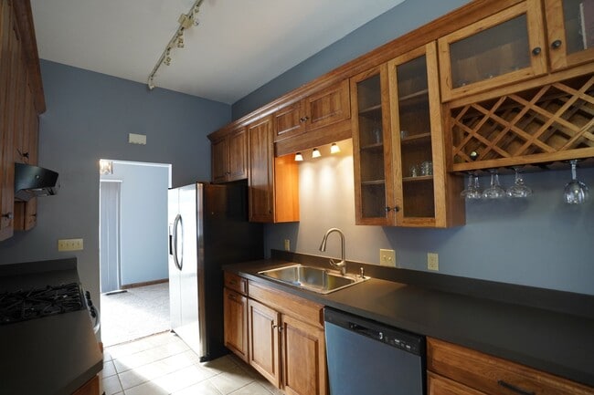 Building Photo - Spacious Four Bedroom Home in Olmsted Falls