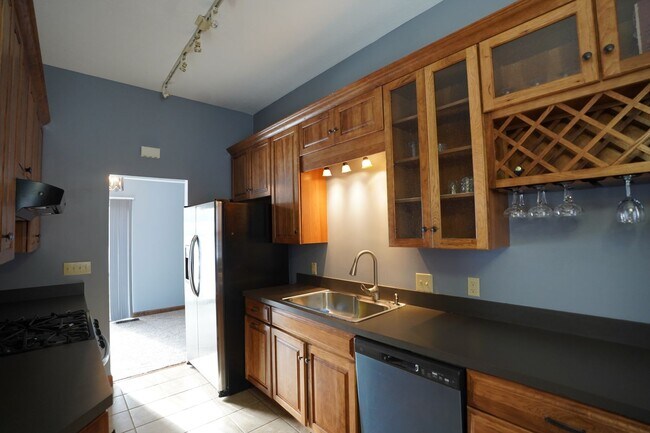 Foto del edificio - Spacious Four Bedroom Home in Olmsted Falls