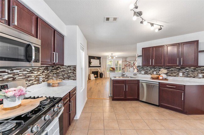 Foto del edificio - 16734 Warbler Dr