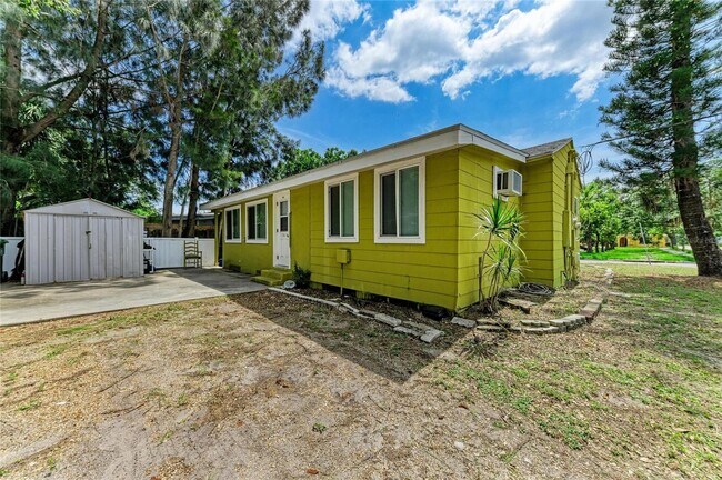 Foto del edificio - Cozy and stylish duplex in Bradenton, your home away from home! Pet friendly