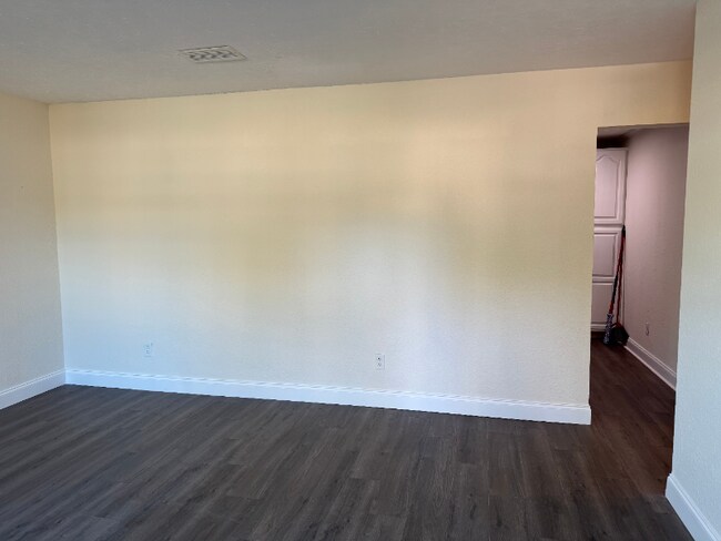 Building Photo - 213 Amellia Pl
