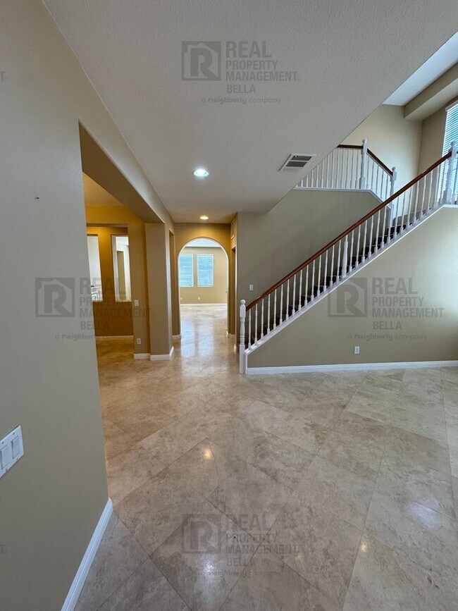 Foto del edificio - Ideal Layout! 4 Bedroom Home with Main Floor Bed/Bath & Open Loft