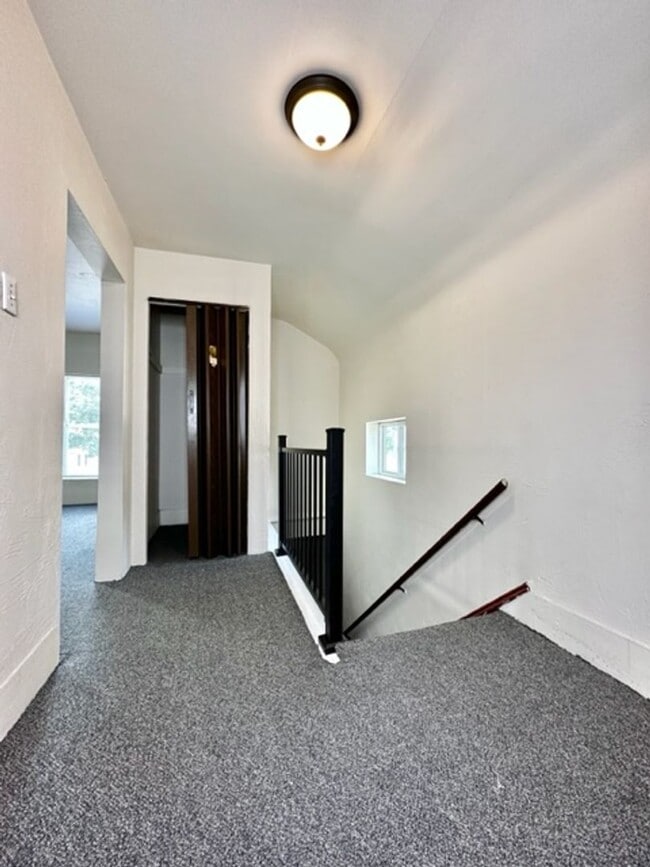 Building Photo - 1243 E Walnut St