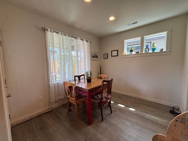 Building Photo - Beautiful 3 Bed/2.5 Bath with Fully Fenced...