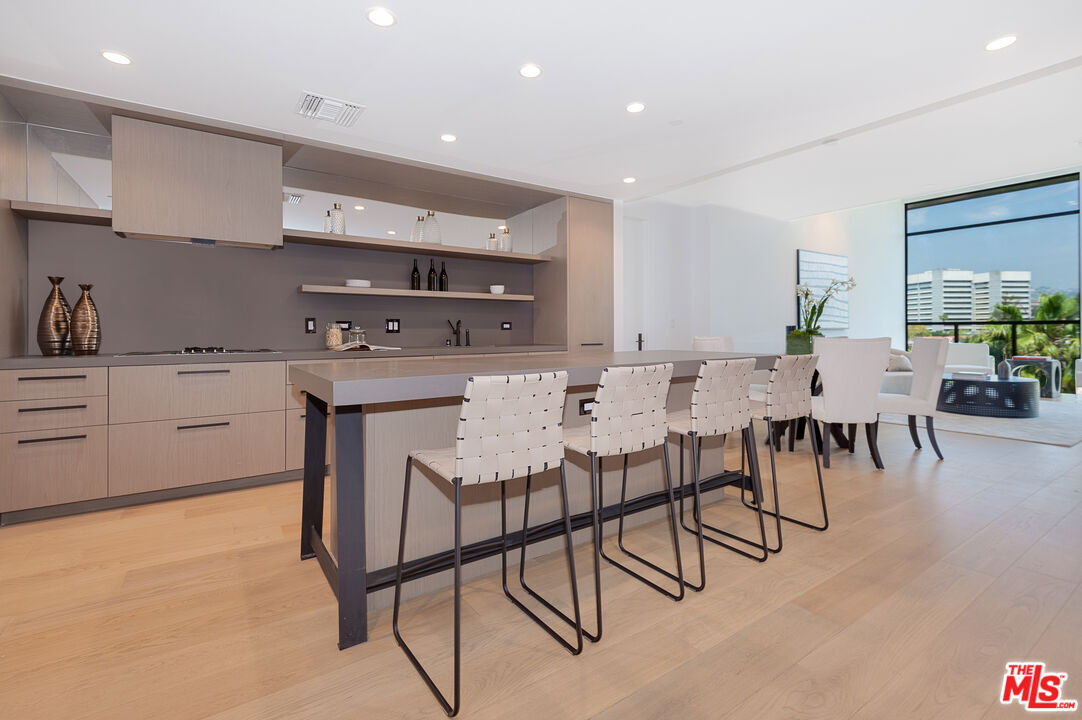 Foto principal - 10777 Wilshire Blvd