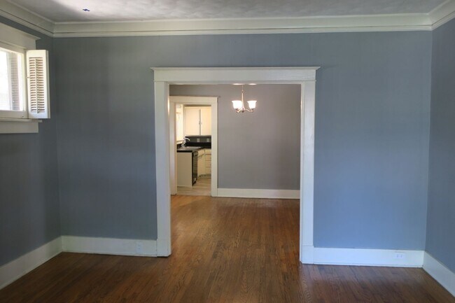 Building Photo - CHARMING MIDTOWN BUNGALOW