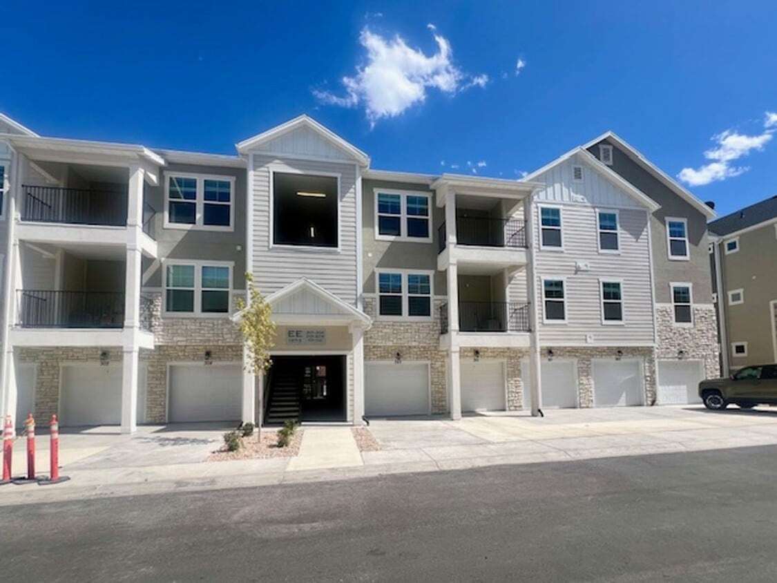Brand-new Condo Conveniently Located in Ri... - Brand-new Condo Conveniently Located in Ri...