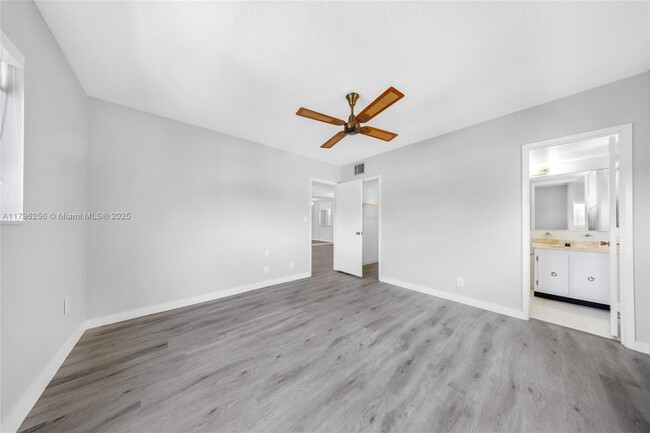Building Photo - 257 S Cypress Rd