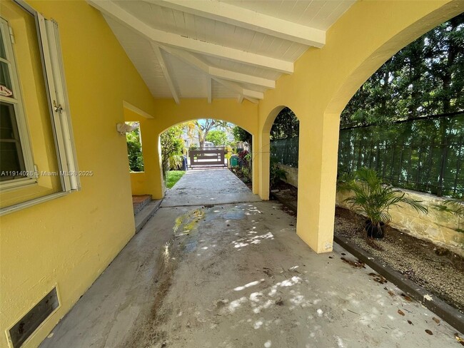 Foto del edificio - 1018 W 47th St