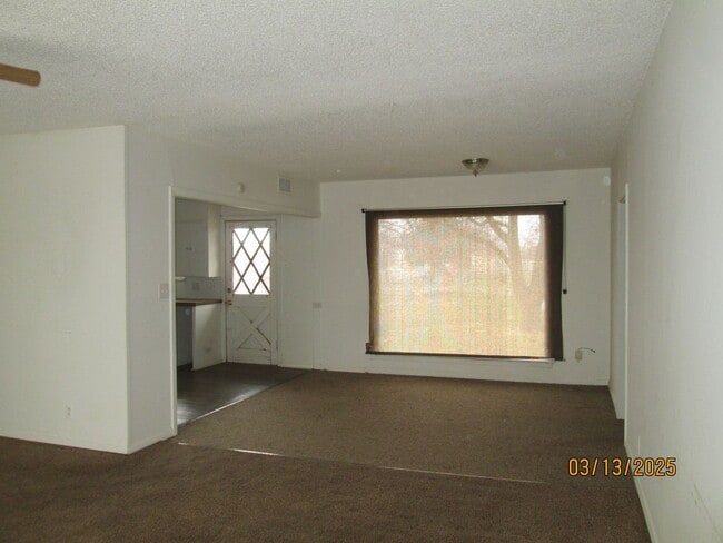Building Photo - HOUSE -- 3 bedrooms, 1 bathroom