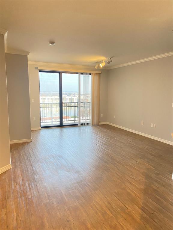 Foto del edificio - 330 Las Colinas Blvd E