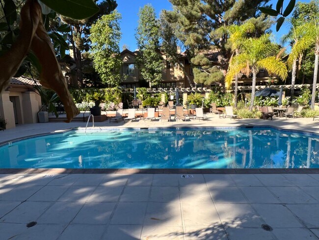 Foto del edificio - Light Filled 2 Bed 2 Bath Tustin Condo wit...