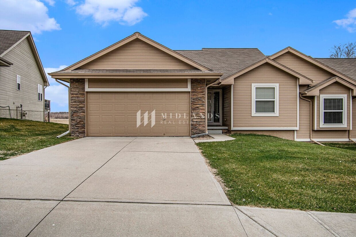 Primary Photo - Ranch Townhome in Shadow View