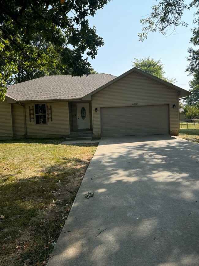 Building Photo - 400 N Old Orchard Dr