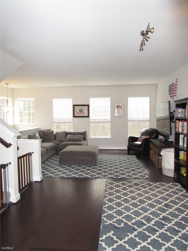 Building Photo - 4 br, 3.5 bath Townhome - 2580 Twin Birch Rd