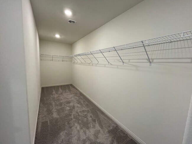 Foto del edificio - BRAND-NEW NEVER LIVED-IN 5 BEDROOM 3 BATHS...