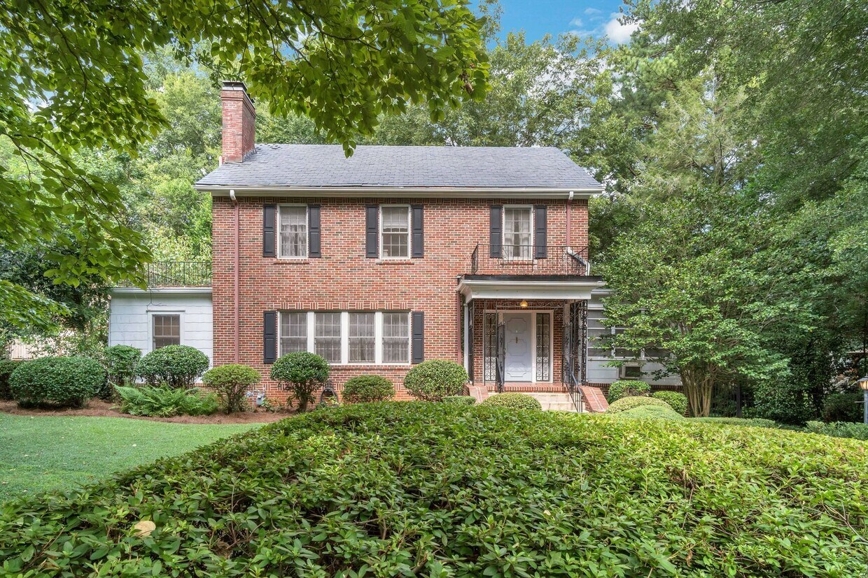 Primary Photo - Beautifully Renovated 5/3.5 Home w/ Bonus ...