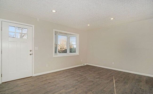 Building Photo - Beautifully Remodeled 5 Bed 2 Bath House i...