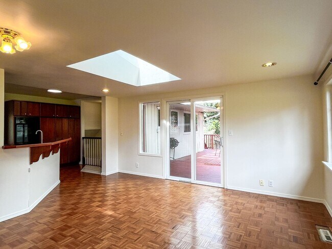 Building Photo - Charming 4 bed, 1.75 bath Mid-Century Home...