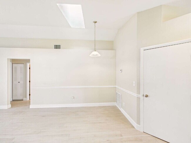 Foto del edificio - Spacious 3BR/2BA Home with Screened Lanai & 2-Car Garage