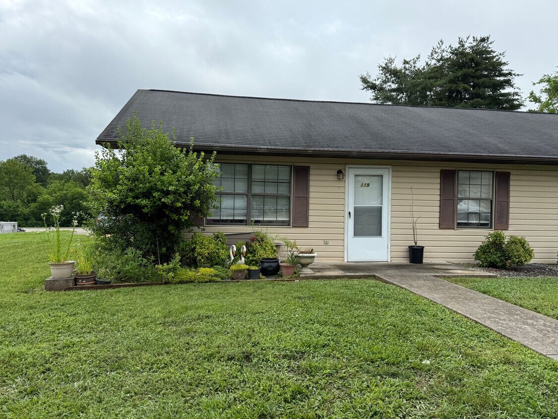 Foto principal - Charming 2 Bedroom, 1 Bath Duplex in Maryv...
