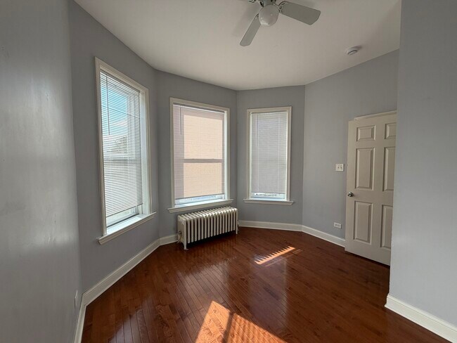 Foto del edificio - 7817 S South Shore Dr