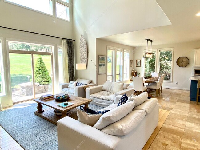 Foto del edificio - **COMING SOON** Stunning High-End Home on ...