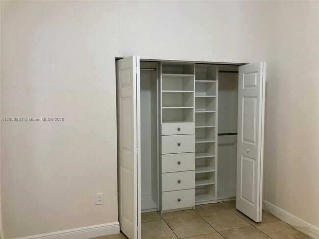 Foto del edificio - 2487 W 5th Ct