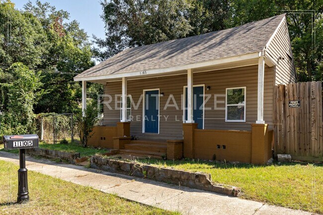 Foto del edificio - Cute 3-Bed, 2-Bath Cottage Near Downtown Mobile! **Plus a FREE 50" Smart TV!**